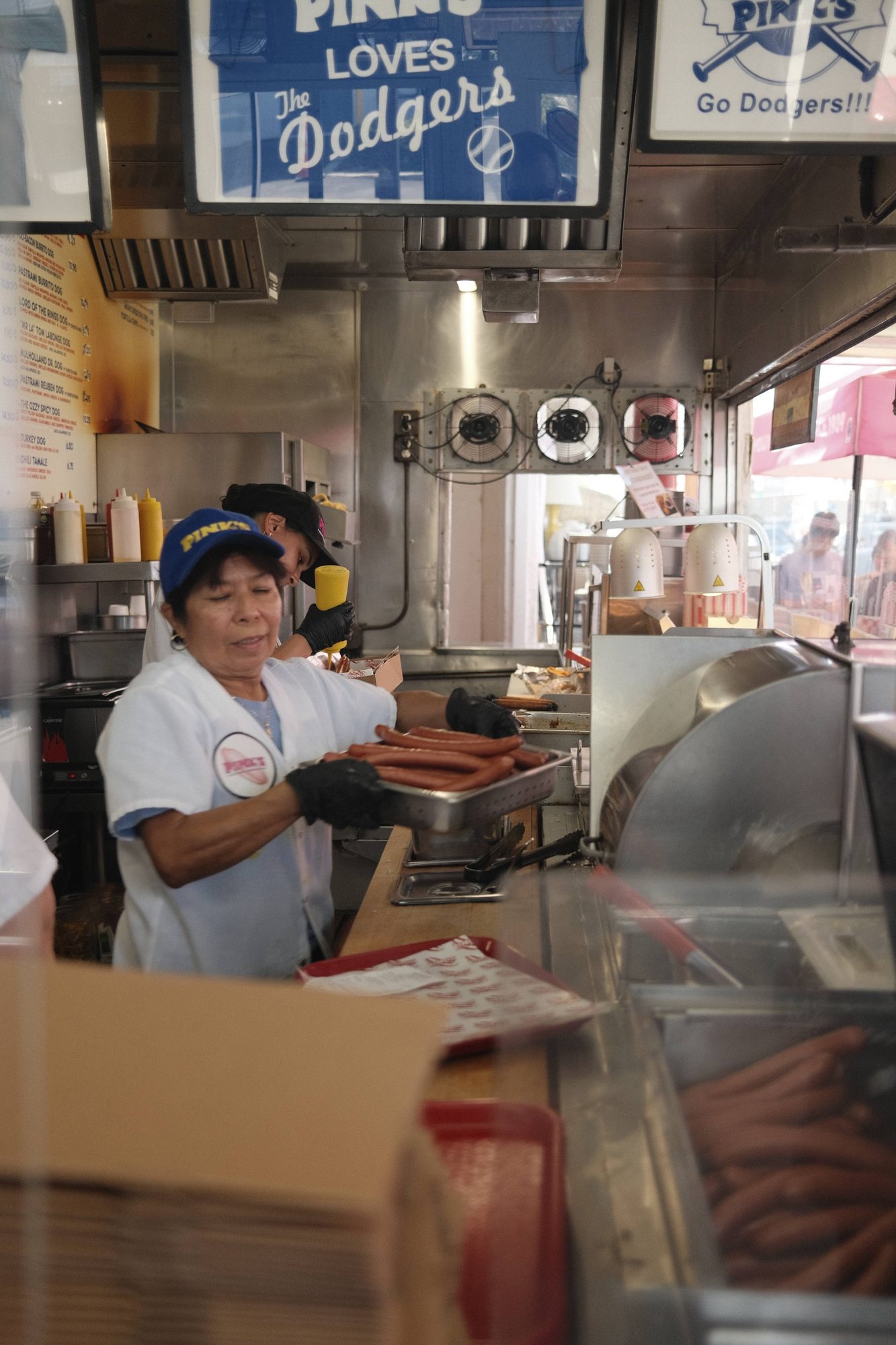 Mitarbeiterin am Hotdog-Stand Pink's in Los Angeles