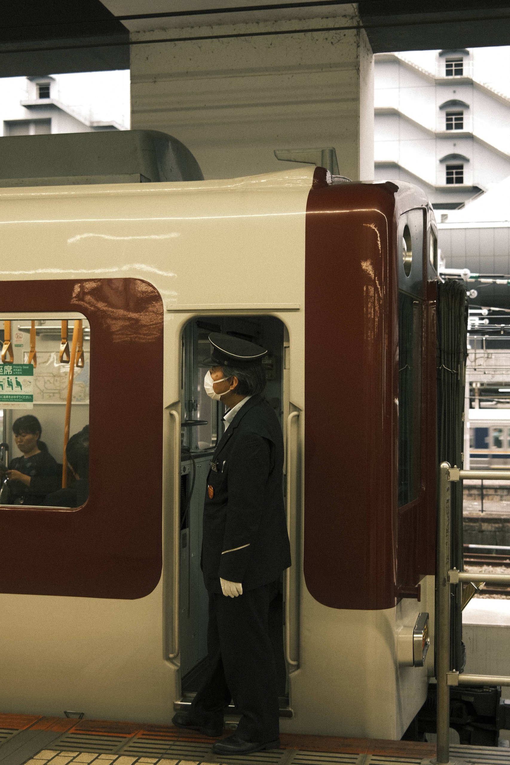 Zugbegleiter am Bahnsteig in Japan