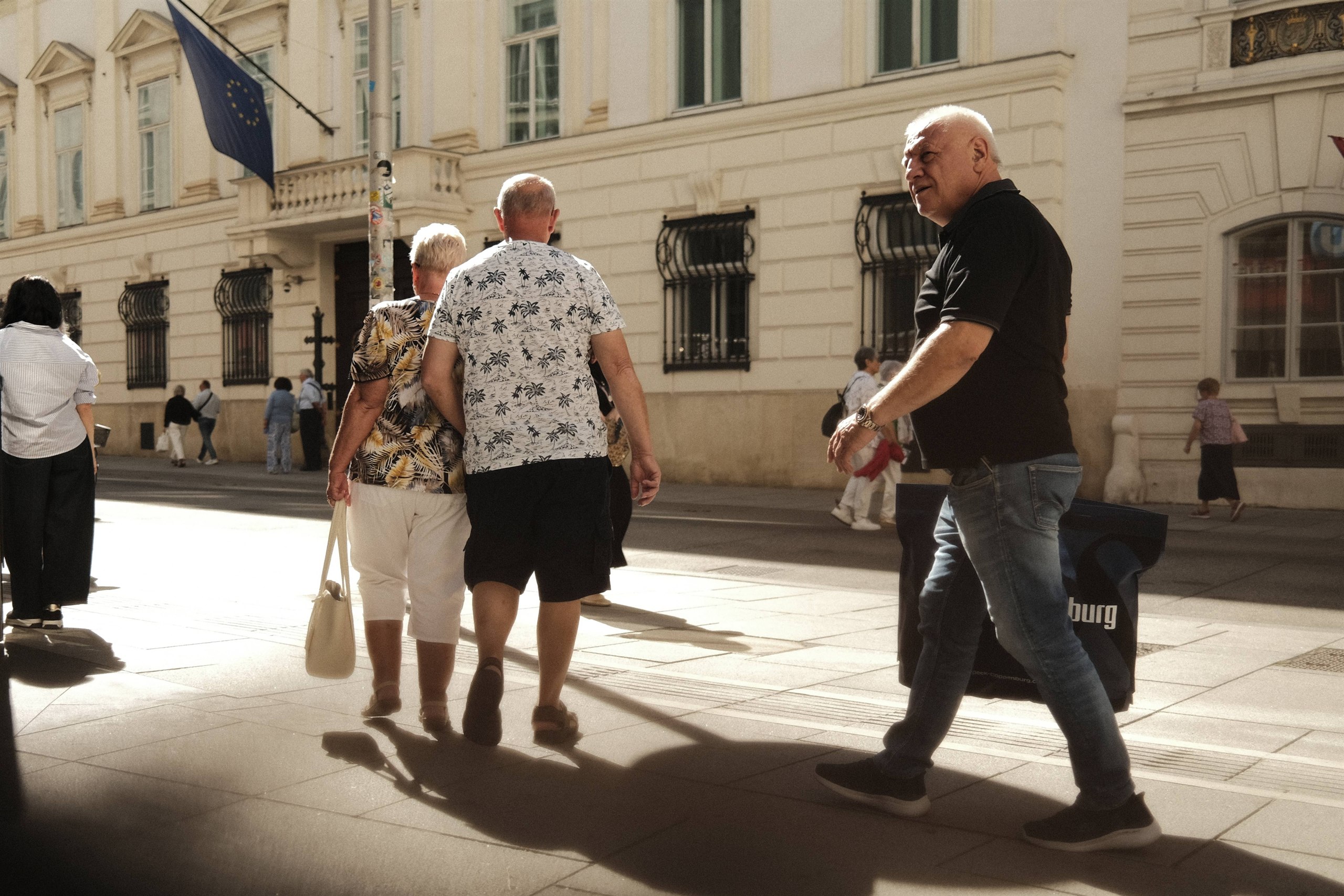 Passant in Wien schaut im Vorbeigehen direkt in die Kamera